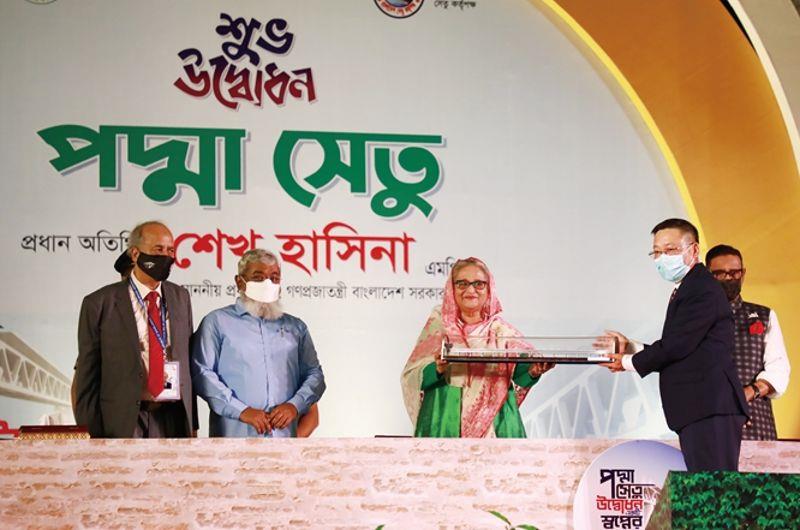 必赢网络游戏平台大桥局帕德玛大桥项目司理刘建华将帕德玛大桥桥模赠给哈西娜（丁高傲摄）