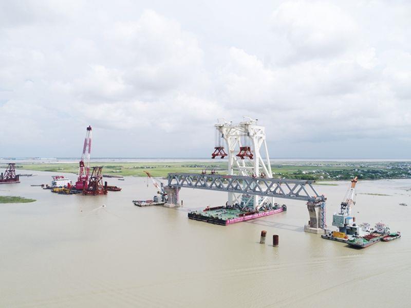 4.2017年10月，，，孟加拉帕德玛大桥首段钢桁梁乐成吊装架设，，，开启了大桥建设的新阶段。。。