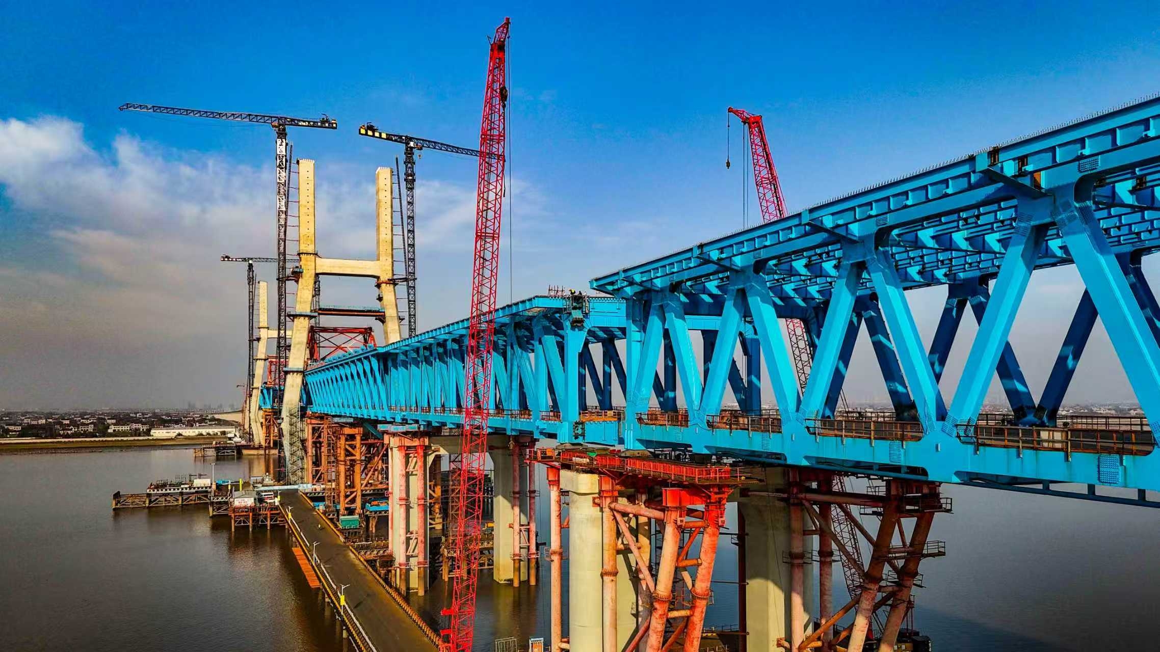 崇启公铁长江大桥钢梁顶推就位