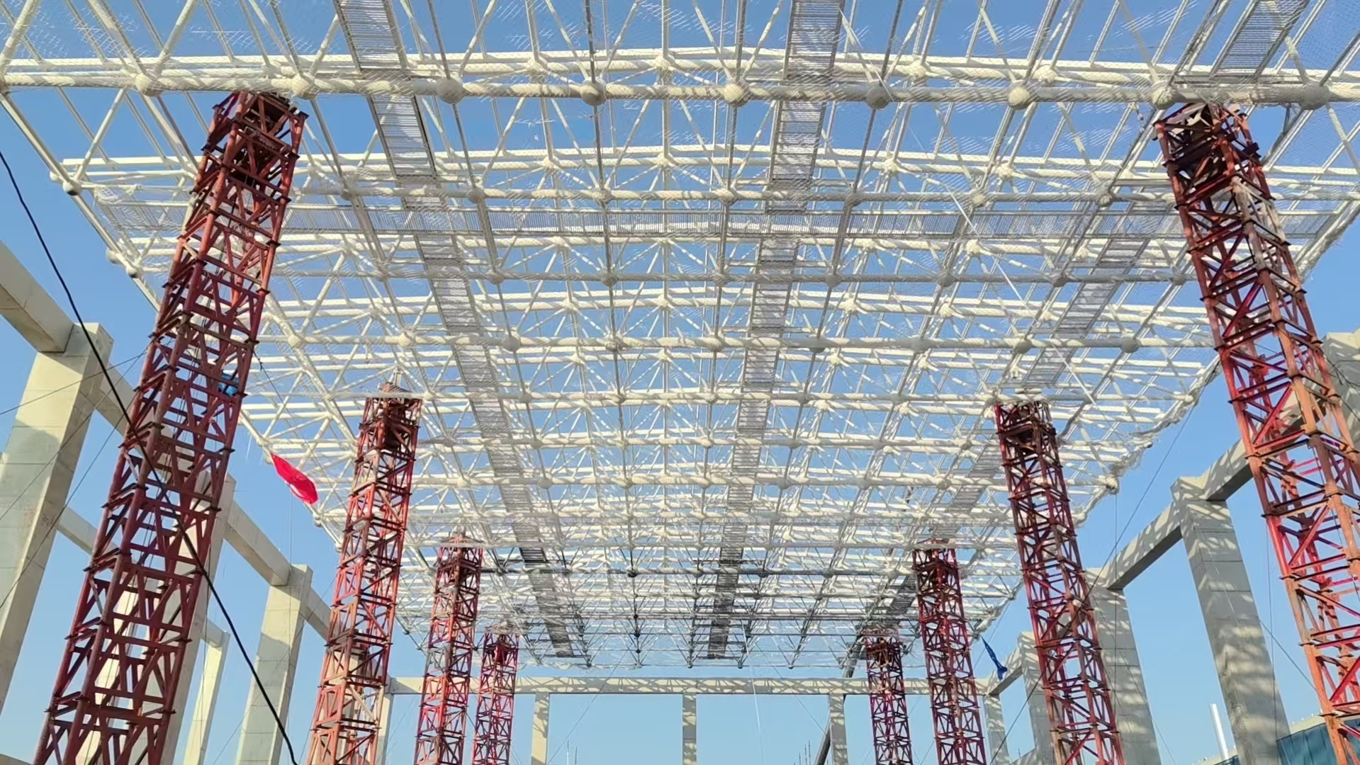 石衡沧港城际铁路渤海新区站、、、黄骅新站钢网架乐成顶升