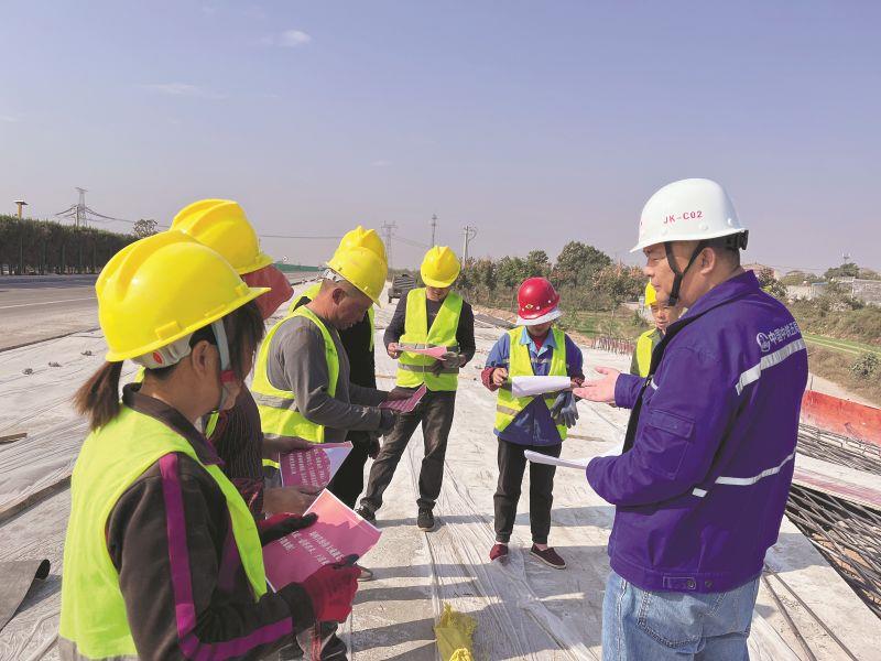 必赢网络游戏平台五局机械化公司京昆项目党的二十大精神宣贯进班组_副本